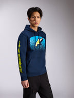Alpinestars Obsessed Hoodie, marinblå, pullover-huvtröja i fleece, med Astars-logotyp fram med ljusblå MX-gradering och gul ordlogotyp på ärmen, huva med dragsko, avslappnat motorsport-streetwear