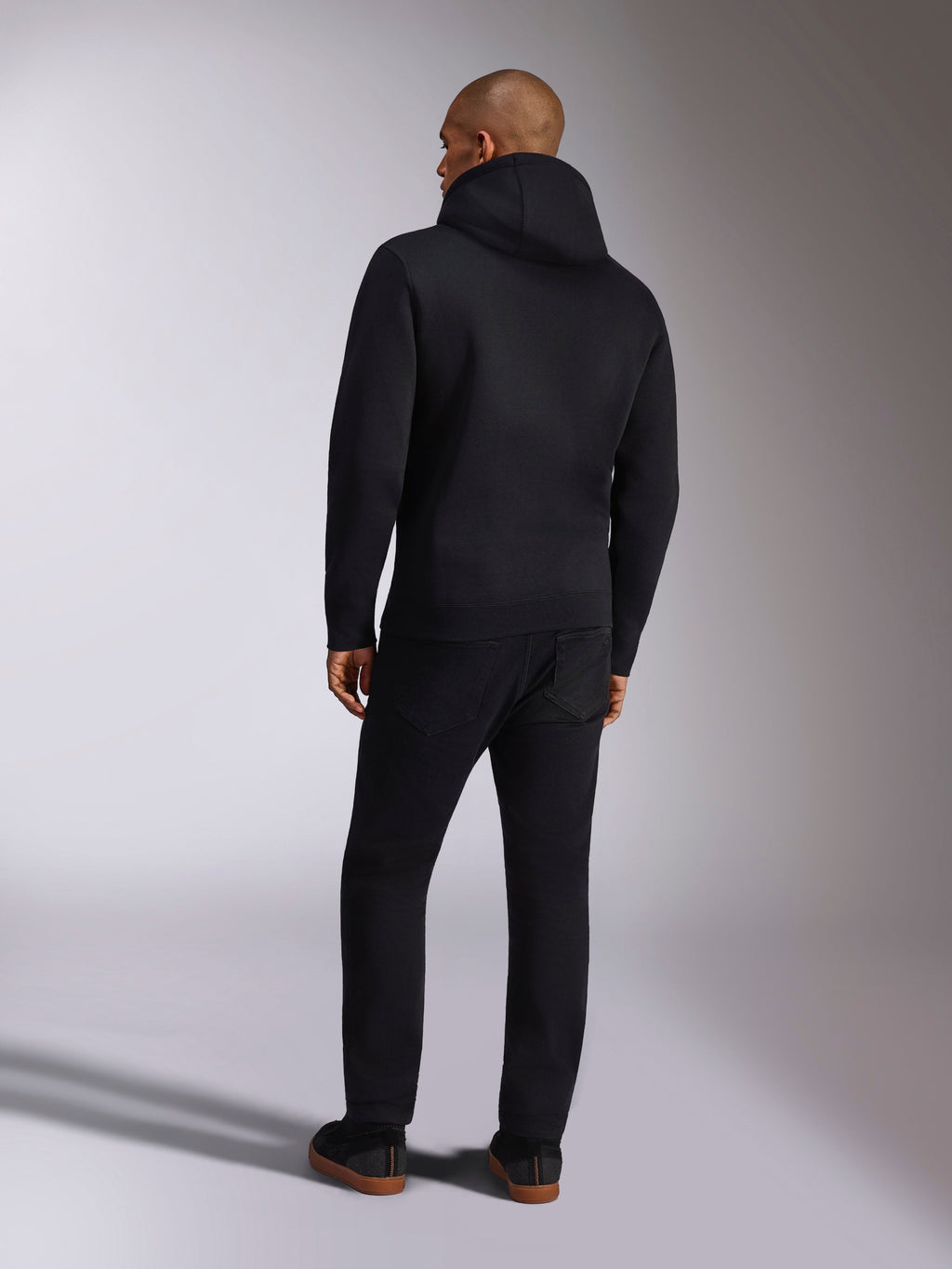 Alpinestars Ellipsoid Hoodie, casual sportkläder, enfärgad svart fleecehuvtröja, baksida, långa ärmar och ribbad fåll, matchad med svarta byxor, modern motorsportinspirerad design