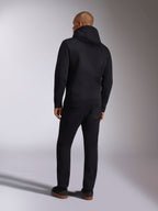 Alpinestars Ellipsoid Hoodie, casual sportkläder, enfärgad svart fleecehuvtröja, baksida, långa ärmar och ribbad fåll, matchad med svarta byxor, modern motorsportinspirerad design