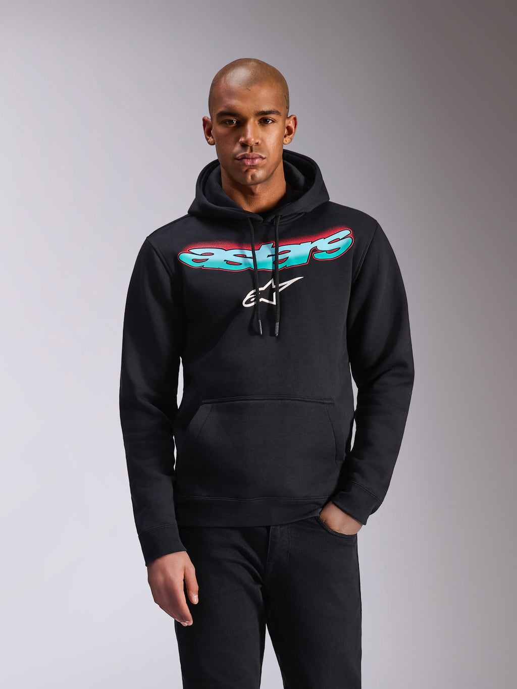 Alpinestars Ellipsoid Hoodie, svart huvtröja i fleece, Astars-text med färggradient i turkos och rosa och vit stjärnlogotyp på bröstet, huva med dragsnöre, känguruficka, avslappnade sportkläder