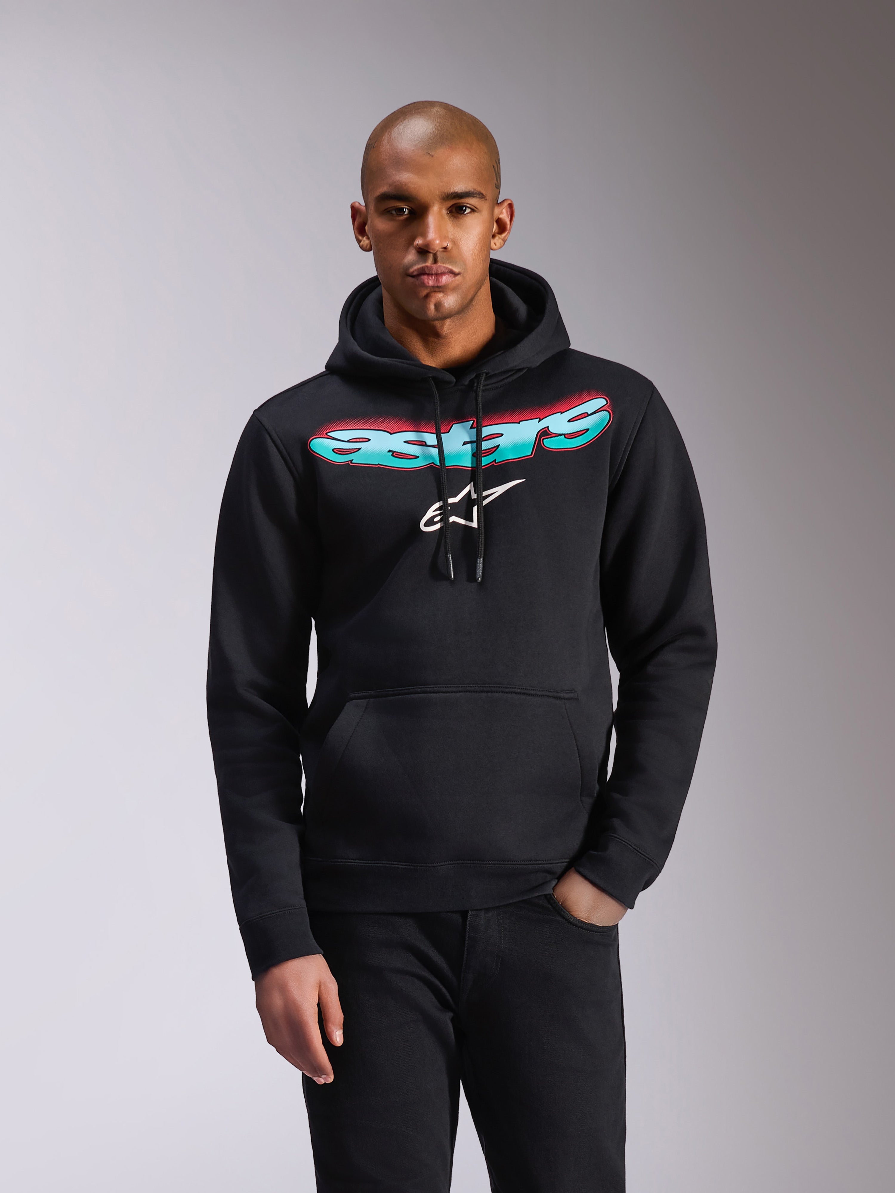 Alpinestars Ellipsoid Hoodie, svart huvtröja i fleece, Astars-text med färggradient i turkos och rosa och vit stjärnlogotyp på bröstet, huva med dragsnöre, känguruficka, avslappnade sportkläder