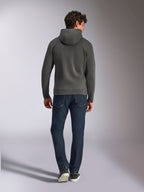 Alpinestars Ellipsoid Hoodie, gunmetal-grå huvtröja, sedd bakifrån, bärs av modell med mörka denimjeans och svarta sneakers, vardaglig motorsport-inspirerad streetwear