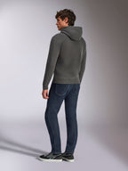 Alpinestars Ellipsoid Hoodie, casual sportkläder, gunmetal-grå, ryggvy på manlig modell, huva med dragsnöre, långa ärmar, ribbade muddar och fåll, matchad med mörka jeans och sneakers