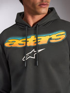 Alpinestars Ellipsoid Hoodie, Gunmetal Gray, närbild på bröstet med böjd 'astars'-text i gul-till-orange gradient och turkosa detaljer, vit Alpinestars-stjärnlogotyp, avslappnad motorsportinspirerad streetwear-fleece
