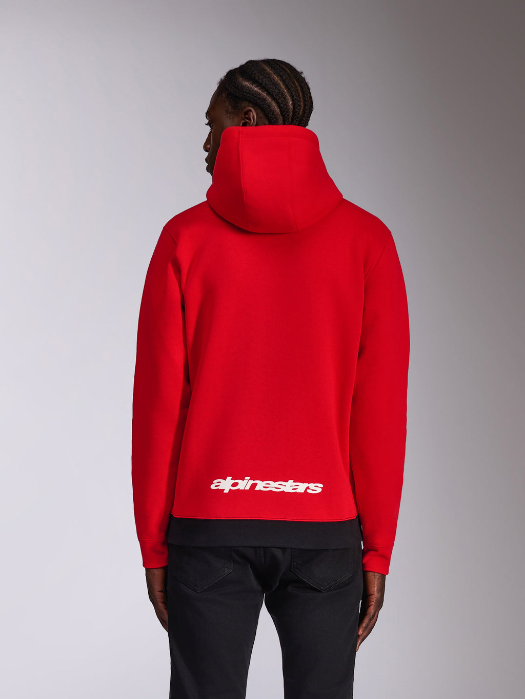 Alpinestars Parallel Hoodie, sedd bakifrån, röd med svart ribbad fåll, vit Alpinestars-ordlogga på nedre ryggen, vardagligt motorsportinspirerat streetwear