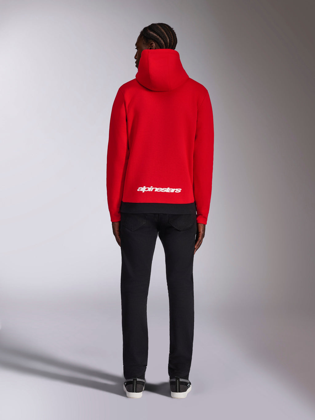 Alpinestars Parallel Huvtröja, röd, ryggvy som visar vit Alpinestars-ordlogotyp på nedre delen av ryggen, vardaglig motorsport-inspirerad streetwear, fleecehuvtröja med ribbad fåll