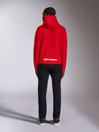 Alpinestars Parallel Huvtröja, röd, ryggvy som visar vit Alpinestars-ordlogotyp på nedre delen av ryggen, vardaglig motorsport-inspirerad streetwear, fleecehuvtröja med ribbad fåll