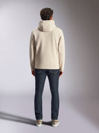 Alpinestars Pulse Hoodie, casual streetwear, Off White, vy bakifrån på modell som bär mörka denimjeans och sneakers, huvtröja i fleece med ribbade muddar och fåll