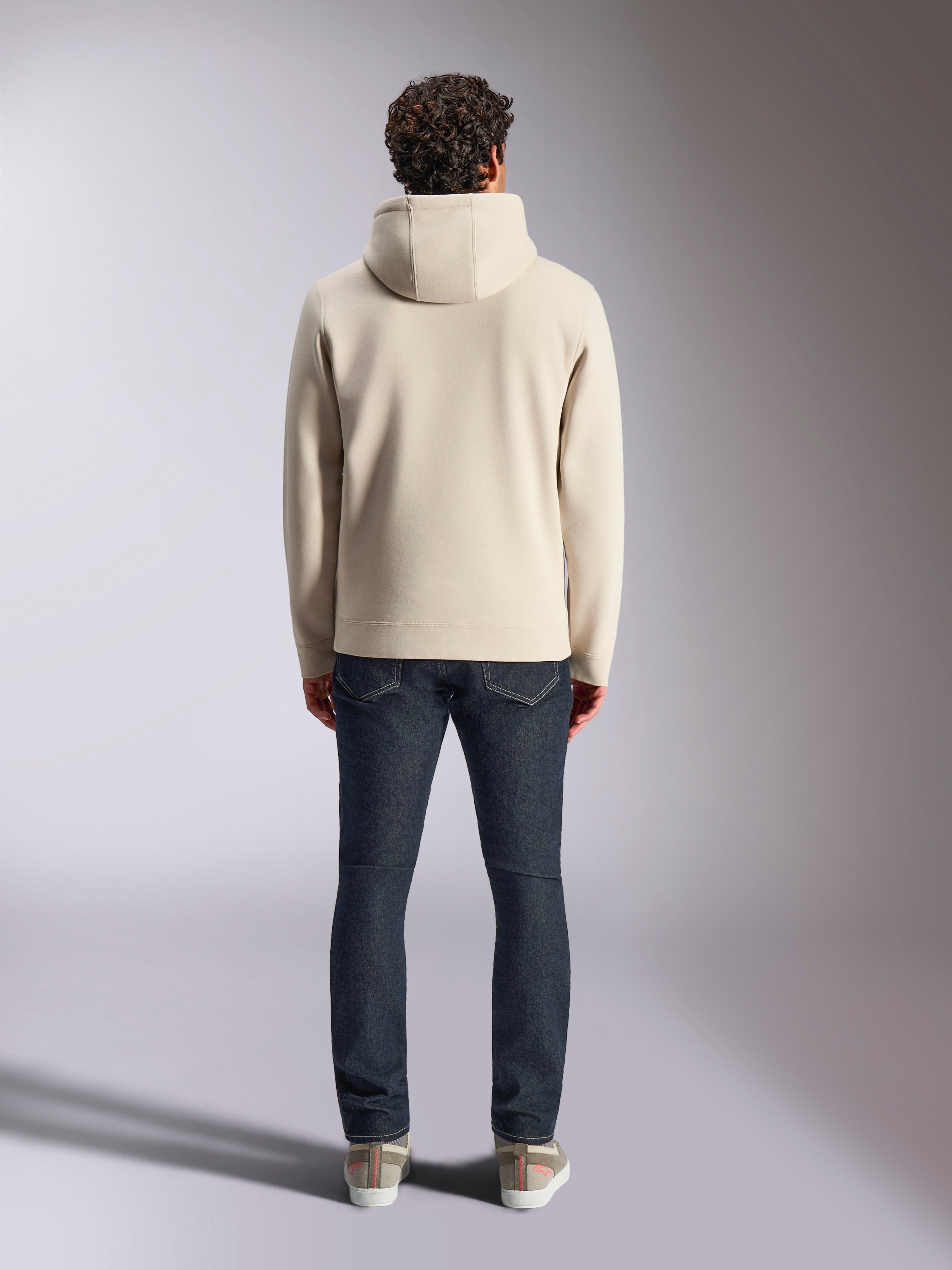 Alpinestars Pulse Hoodie, casual streetwear, Off White, vy bakifrån på modell som bär mörka denimjeans och sneakers, huvtröja i fleece med ribbade muddar och fåll