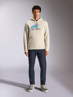 Alpinestars Pulse Hoodie, Off White, långärmad huvtröja med dragsko, blå och svart Astars Combo-logotyp med speed line fade, stylad med mörka jeans och sneakers, vardaglig motorsport-streetwear