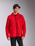 Alpinestars Transverse Hoodie, röd fleecehuvtröja med dragkedja fram, svart Astars-logotyp på bröstet och 'One Goal'-tryck, avslappnad streetwear-stil buren med en svart keps och byxor