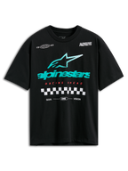 Alpinestars Aplomb Oversized CSF Tee, kortärmad t-shirt, svart med stor turkos- och vitrandig Astars-logotyp, röd 'Racing Ahead'-text och schackrutig grafik, casual motorsport-streetwear