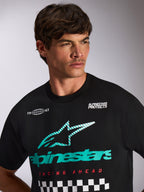 Alpinestars Aplomb Oversized CSF Tee, kortärmad t-shirt, svart, turkos och vit Astars-kombinationslogotyp med texten 'Racing Ahead' och rutmönster, bärs av en manlig modell, avslappnad motorsport-streetwear
