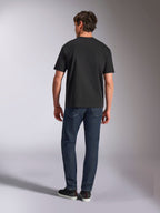 Alpinestars Aplomb Oversized CSF Tee, kortärmad t-shirt, svart, baksida på modell i avslappnad passform med denimjeans, casual motorsport-streetwear