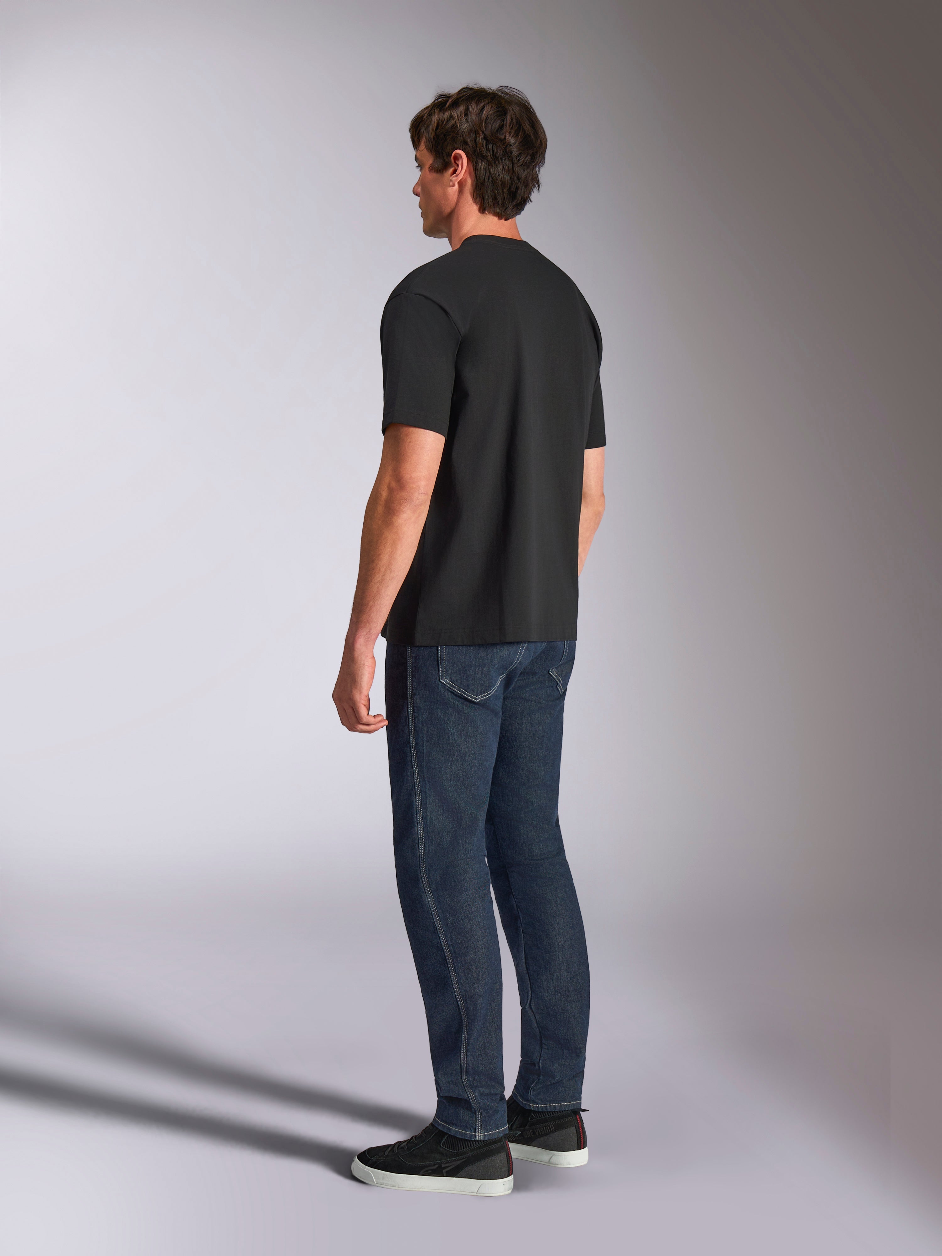 Alpinestars Aplomb Oversized CSF Tee, kortärmad t-shirt, svart, bakifrån på modell, casual motorsport-inspirerad streetwear, avslappnad oversized passform