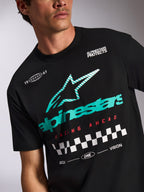 Alpinestars Aplomb Oversized CSF Tee, kortärmad t-shirt, svart, turkos- och vitrandig Astars-logotyp, röd 'Racing Ahead'-text med målflaggs-mönster, casual motorsport-streetwear