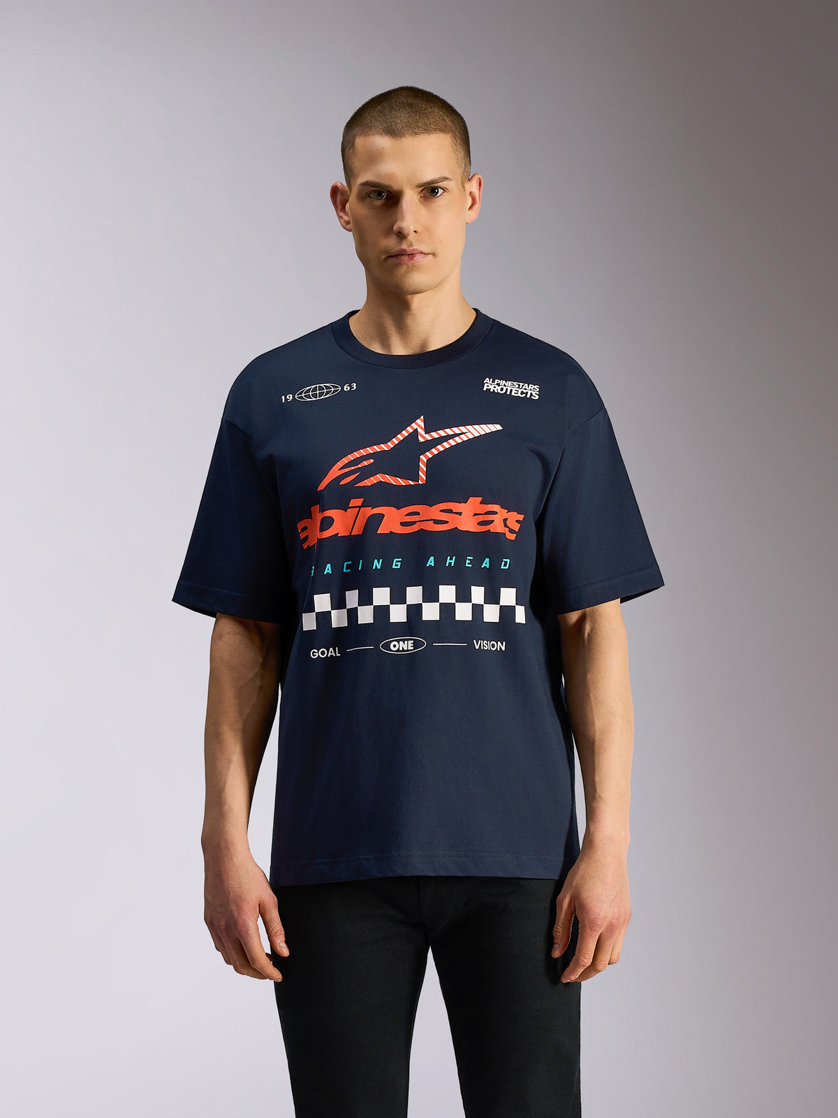 Alpinestars Aplomb Oversized CSF Tee, kortärmad t-shirt, mörkblå, stor orange och vit Astars-logotyp med rutig grafik, oversized vardaglig motorsportinspirerad streetwear