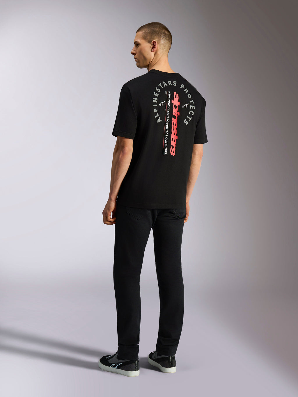 Alpinestars Overhang Oversized CSF Tee, kortärmad t-shirt, svart, med vertikalt rött ordmärke och cirkulär vit grafik på ryggen, avslappnat motorsport-streetwear