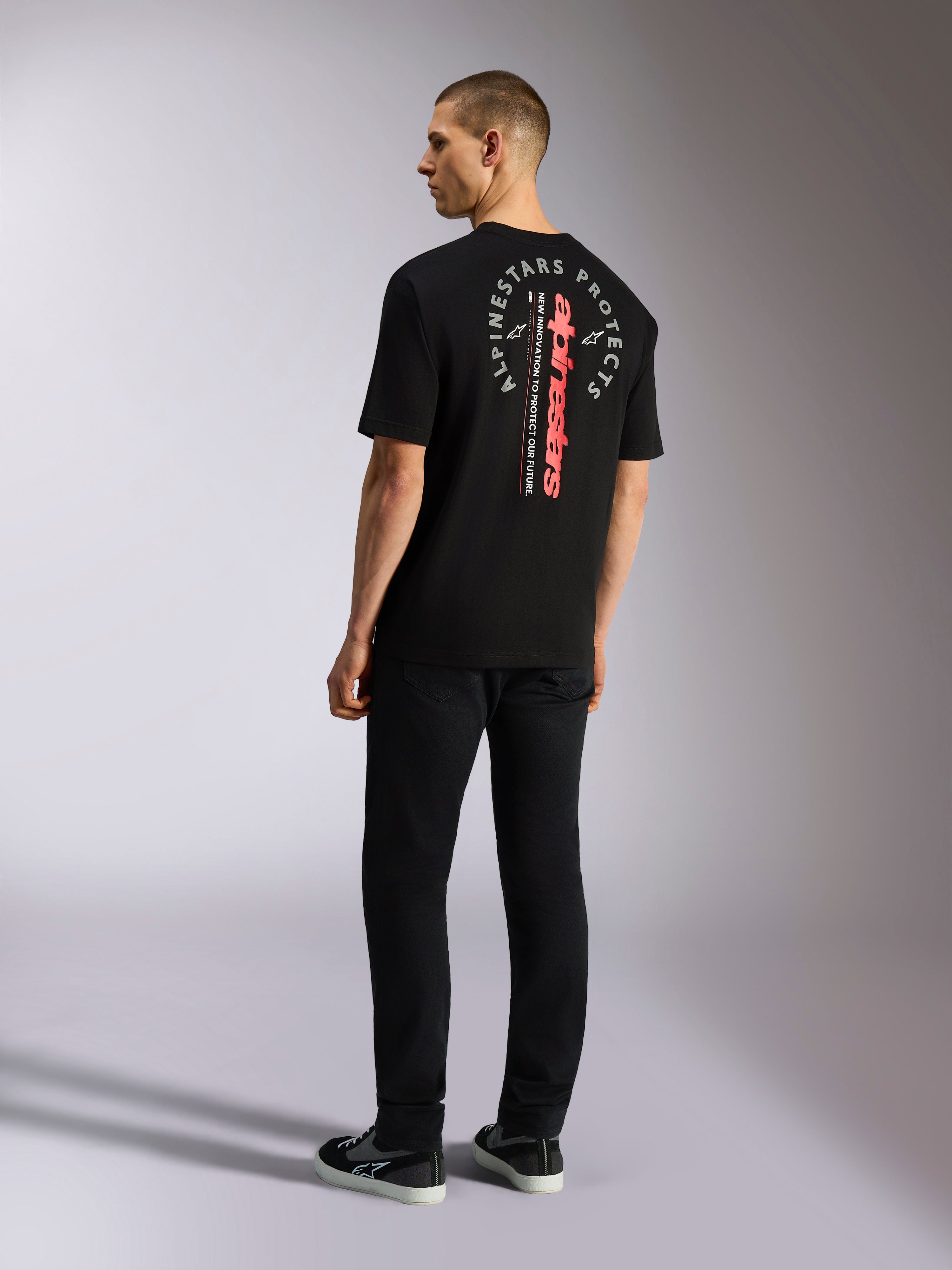 Alpinestars Overhang Oversized CSF Tee, kortärmad t-shirt, svart, med vertikalt rött ordmärke och cirkulär vit grafik på ryggen, avslappnat motorsport-streetwear