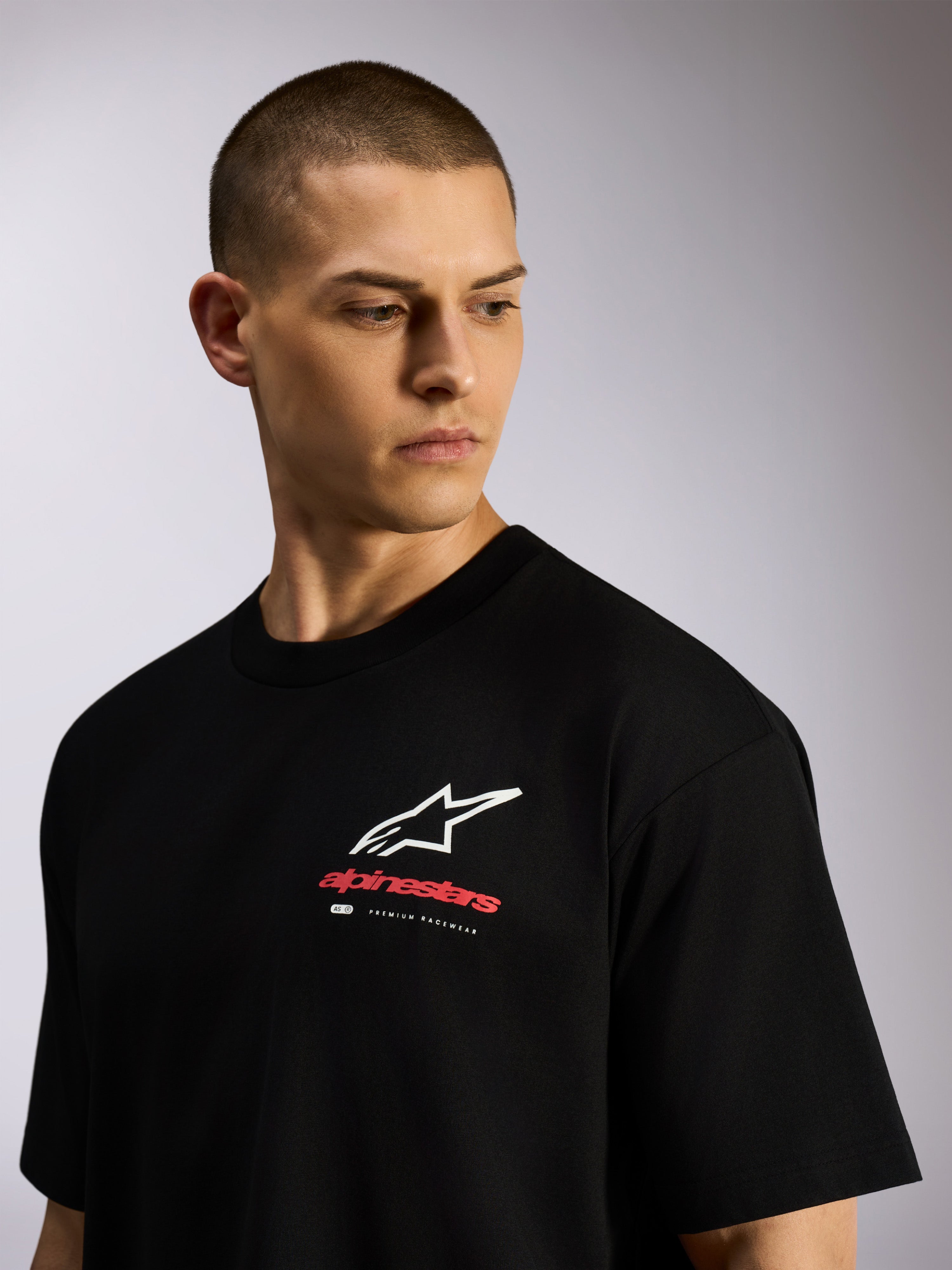 Alpinestars Overhang Oversized CSF Tee, kortärmad t-shirt, svart, tryck på bröstet med vit Astars-logotyp och röd text, vardaglig motorsportinspirerad streetwear
