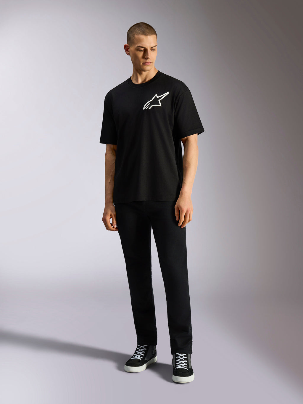 Alpinestars One Oversized CSF Tee, kortärmad t-shirt, svart, vit Astars-logotyp på bröstet, oversized passform, bärs av modell med svarta byxor och sneakers, avslappnad lifestyle-streetwear