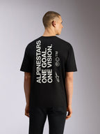 Alpinestars One Oversized CSF Tee, kortärmad t-shirt, svart, vertikal vit text 'Alpinestars One Goal One Vision' på ryggen, casual motorsport-sportkläder
