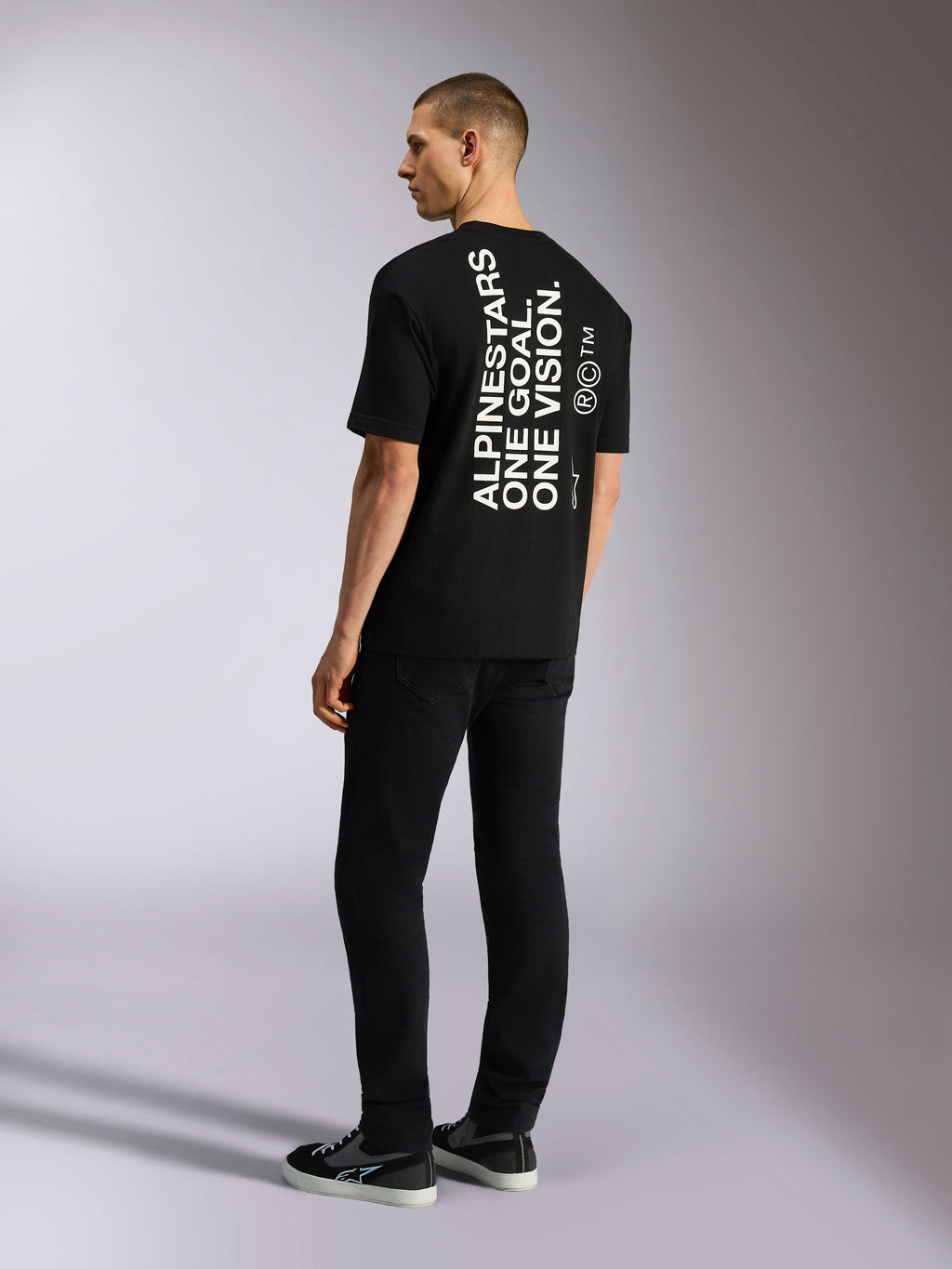Alpinestars One Oversized CSF Tee, kortärmad t-shirt, svart, ryggvy med vertikalt vitt 'ALPINESTARS ONE GOAL. ONE VISION.'-tryck, oversized passform, avslappnad motorsportinspirerad streetwear