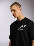 Alpinestars One Oversized CSF Tee, kortärmad t-shirt, svart med vit Astars-logotyp, bärs av manlig modell, avslappnad lifestyle-streetwear