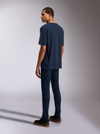 Alpinestars Alter Oversized CSF Tee, kortärmad t-shirt, marinblå, trekvartsvy bakifrån av modell i avslappnad passform, vardagliga motorsportinspirerade streetwear
