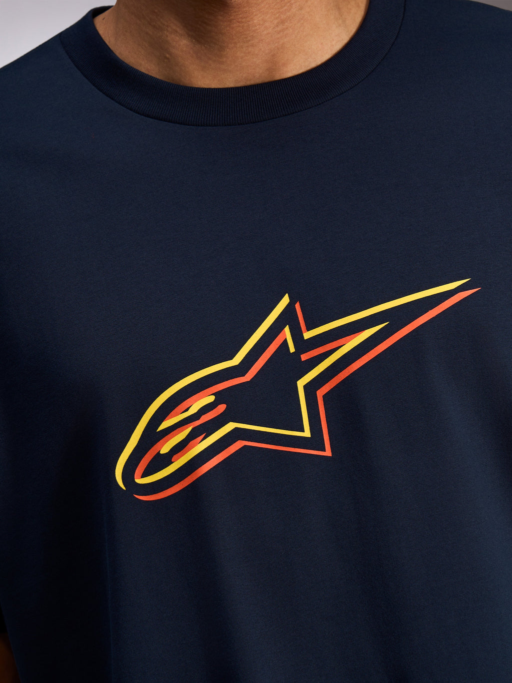 Alpinestars Alter Oversized CSF Tee, kortärmad t-shirt, marinblå, närbild på Astars-logotypen på framsidan med gul och orange färgförskjutning, casual motorsport streetwear