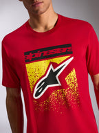 Alpinestars Noka CSF Tee, kortärmad t-shirt, röd, grafik på framsidan med svart Alpinestars-text och Astars-logotyp över gul spräcklig design, casual motorsport-streetwear