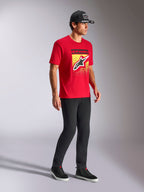 Alpinestars Noka CSF Tee, kortärmad t-shirt, röd, med Astars-logotyp framtill med MX-gradering på gul grafik, bärs med en svart Alpinestars-keps och svarta byxor, avslappnad motorsport-streetwear