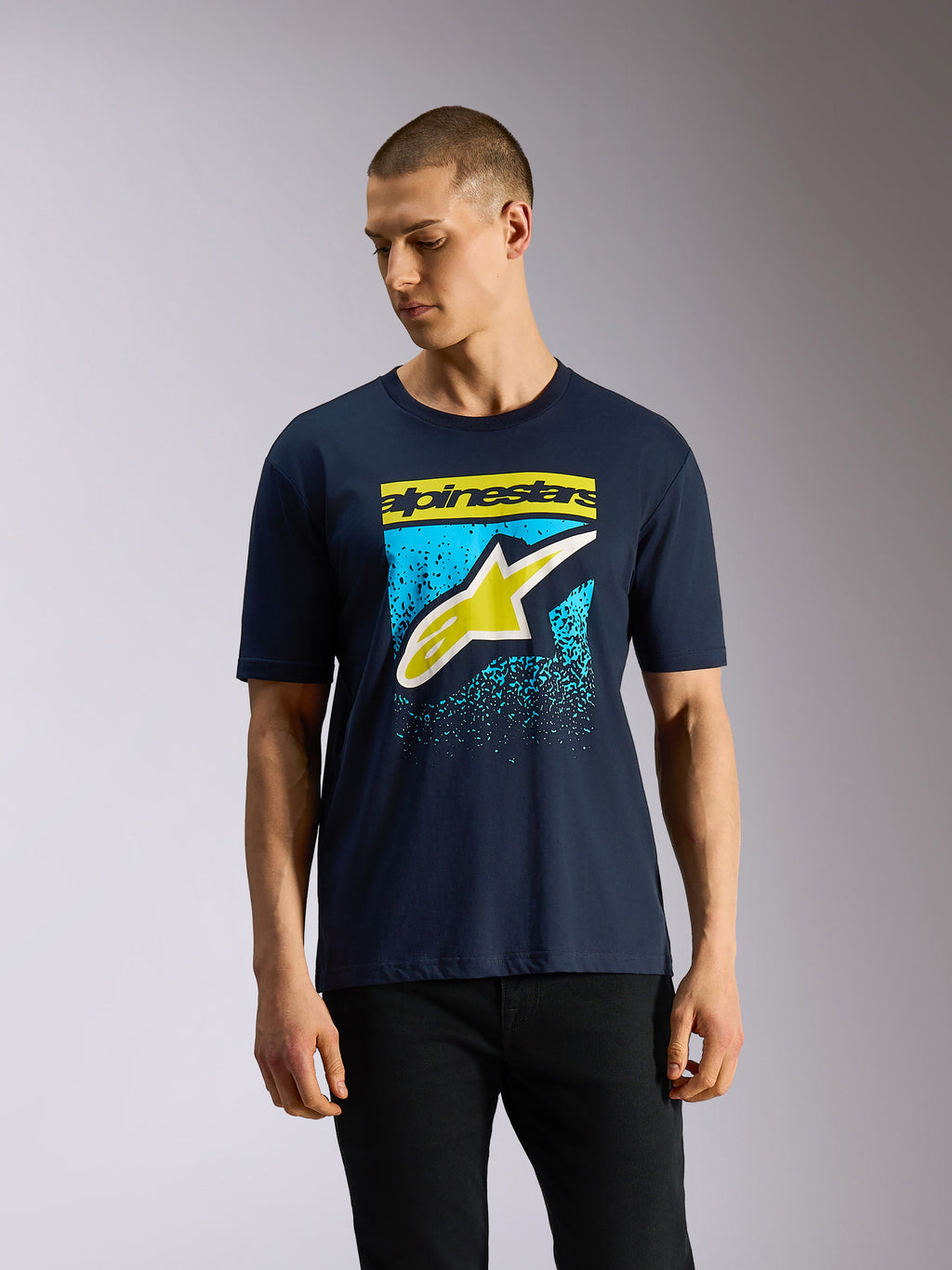 Alpinestars Noka CSF Tee, kortärmad t-shirt, marinblå, Astars-logotyp på framsidan med gult och ljusblått MX-tonat tryck, casual motorsport streetwear