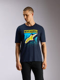 Alpinestars Noka CSF Tee, kortärmad t-shirt, marinblå, Astars-logotyp på framsidan med gult och ljusblått MX-tonat tryck, casual motorsport streetwear