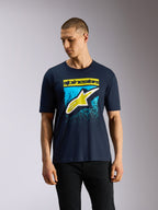 Alpinestars Noka CSF Tee, kortärmad t-shirt, marinblå, Astars-logotyp på framsidan med gult och ljusblått MX-tonat tryck, casual motorsport streetwear