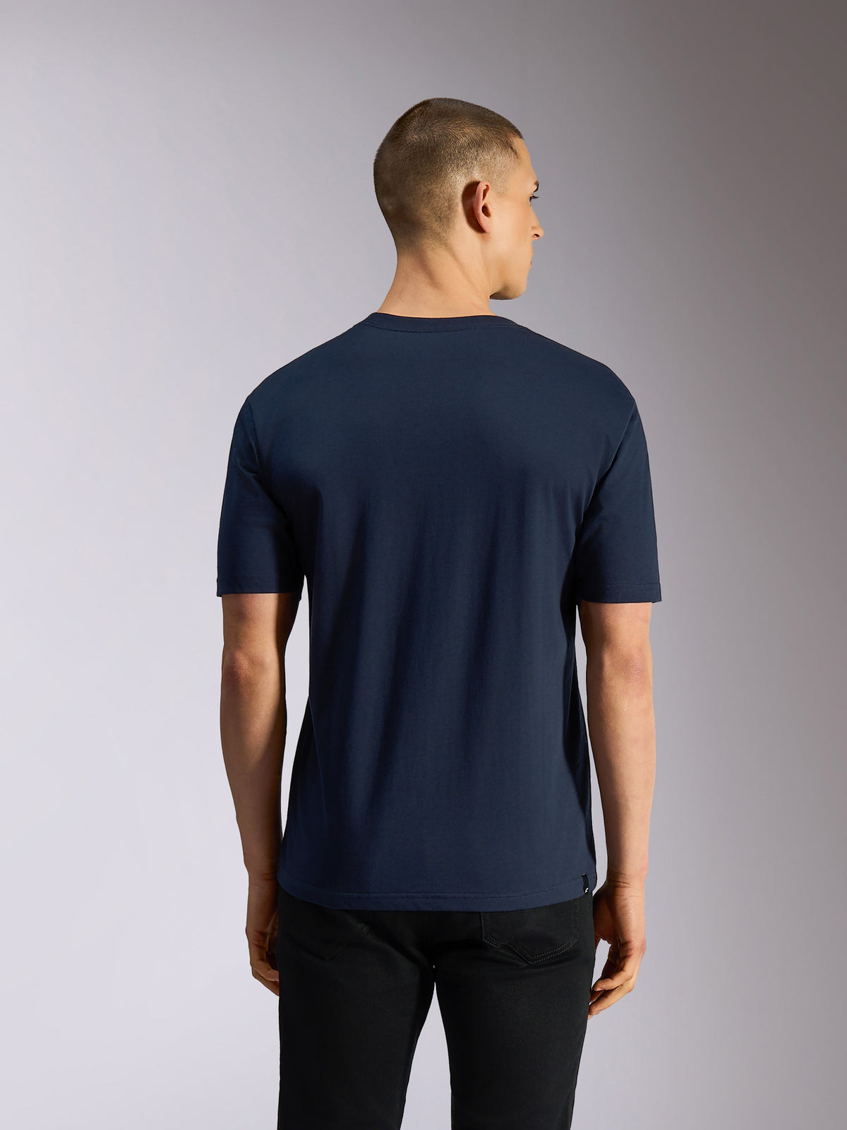 Alpinestars Noka CSF Tee, kortärmad t-shirt, mörkblå, sedd bakifrån på modell, casual sportswear-stil