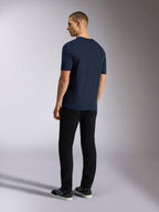 Alpinestars Noka CSF Tee, kortärmad t-shirt, marinblå, baksida visas på modell som bär svarta byxor och sneakers, avslappnad motorsport-streetwear