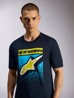 Alpinestars Noka CSF Tee, kortärmad t-shirt, marinblå, har Astars-logotyp på framsidan med gul text och blå spräcklig grafik, casual motorsport-sportkläder