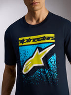 Alpinestars Noka CSF Tee, kortärmad t-shirt, marinblå, gul Alpinestars-ordlogotyp och A-star-logotyp med blå MX-graderad grafik, avslappnade motorsportkläder