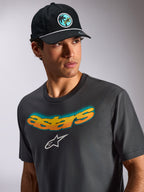 Alpinestars Ellipsoid CSF Tee, kortärmad t-shirt, kolgrå, böjd Astars-text med gul och orange färggradient, vit Astars-logotyp, casual motorsport streetwear