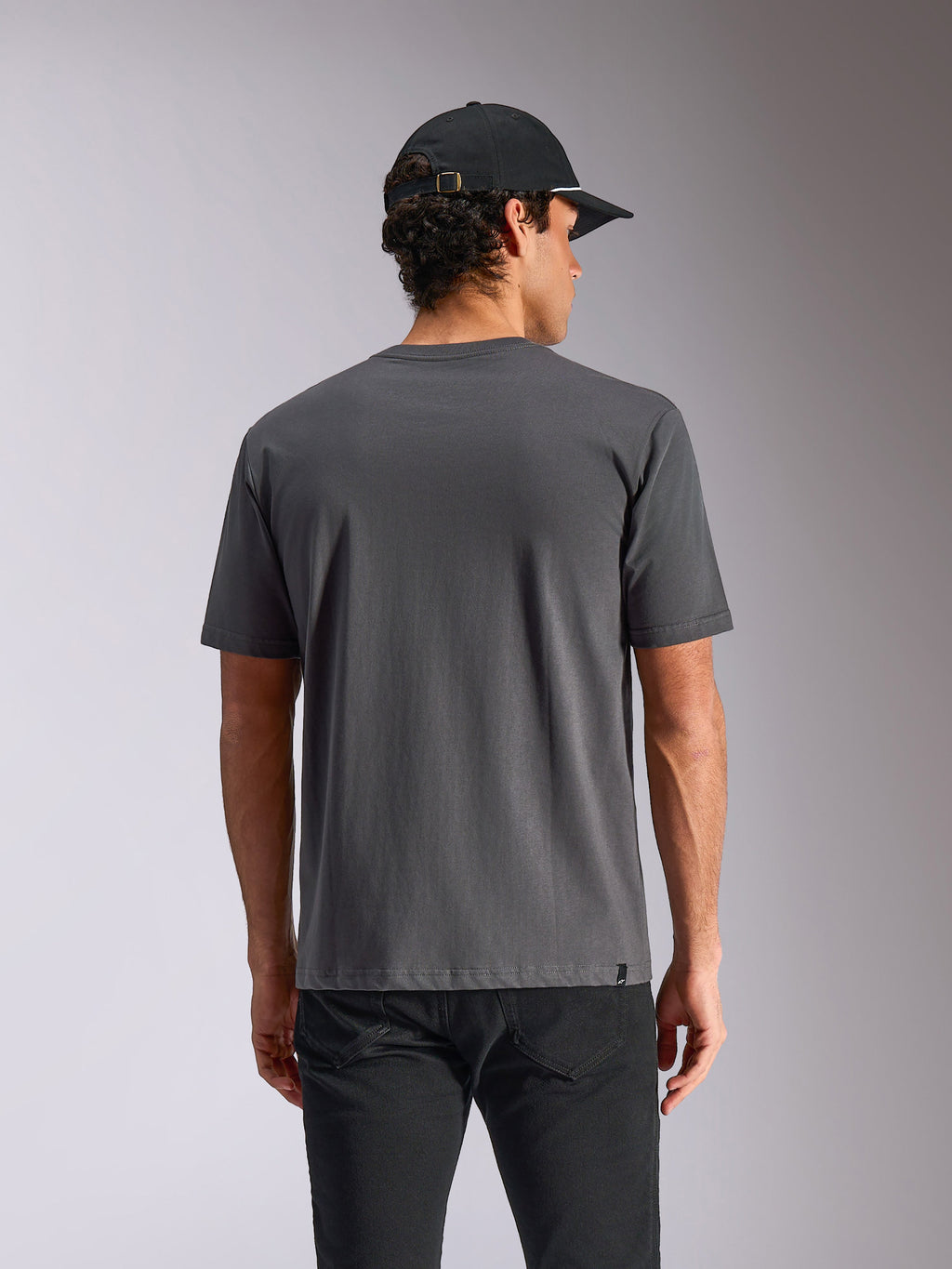 Alpinestars Ellipsoid CSF Tee, kortärmad t-shirt, mörkgrå, sedd bakifrån på modell, casual streetwear med liten logotypflik i nederkanten
