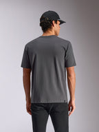 Alpinestars Ellipsoid CSF Tee, kortärmad t-shirt, mörkgrå, sedd bakifrån på modell, casual streetwear med liten logotypflik i nederkanten