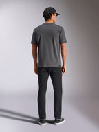 Alpinestars Ellipsoid CSF Tee, kortärmad t-shirt, mörkgrå, sedd bakifrån på modell med svart keps och byxor, avslappnad streetwear