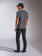 Alpinestars Ellipsoid CSF Tee, kortärmad t-shirt, mörkgrå, vy bakifrån, bärs av modell med svarta byxor och svart baseballkeps, avslappnad motorsport-streetwear