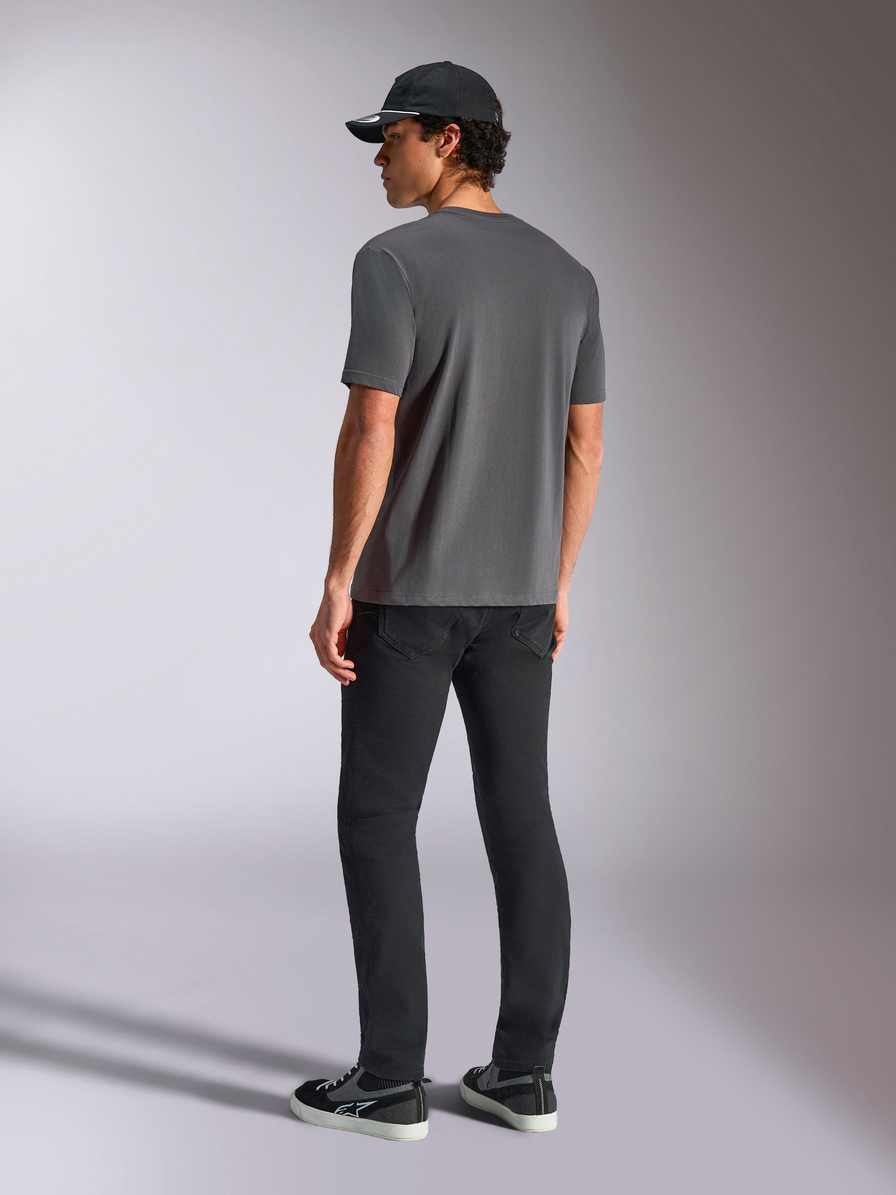 Alpinestars Ellipsoid CSF Tee, kortärmad t-shirt, mörkgrå, vy bakifrån, bärs av modell med svarta byxor och svart baseballkeps, avslappnad motorsport-streetwear