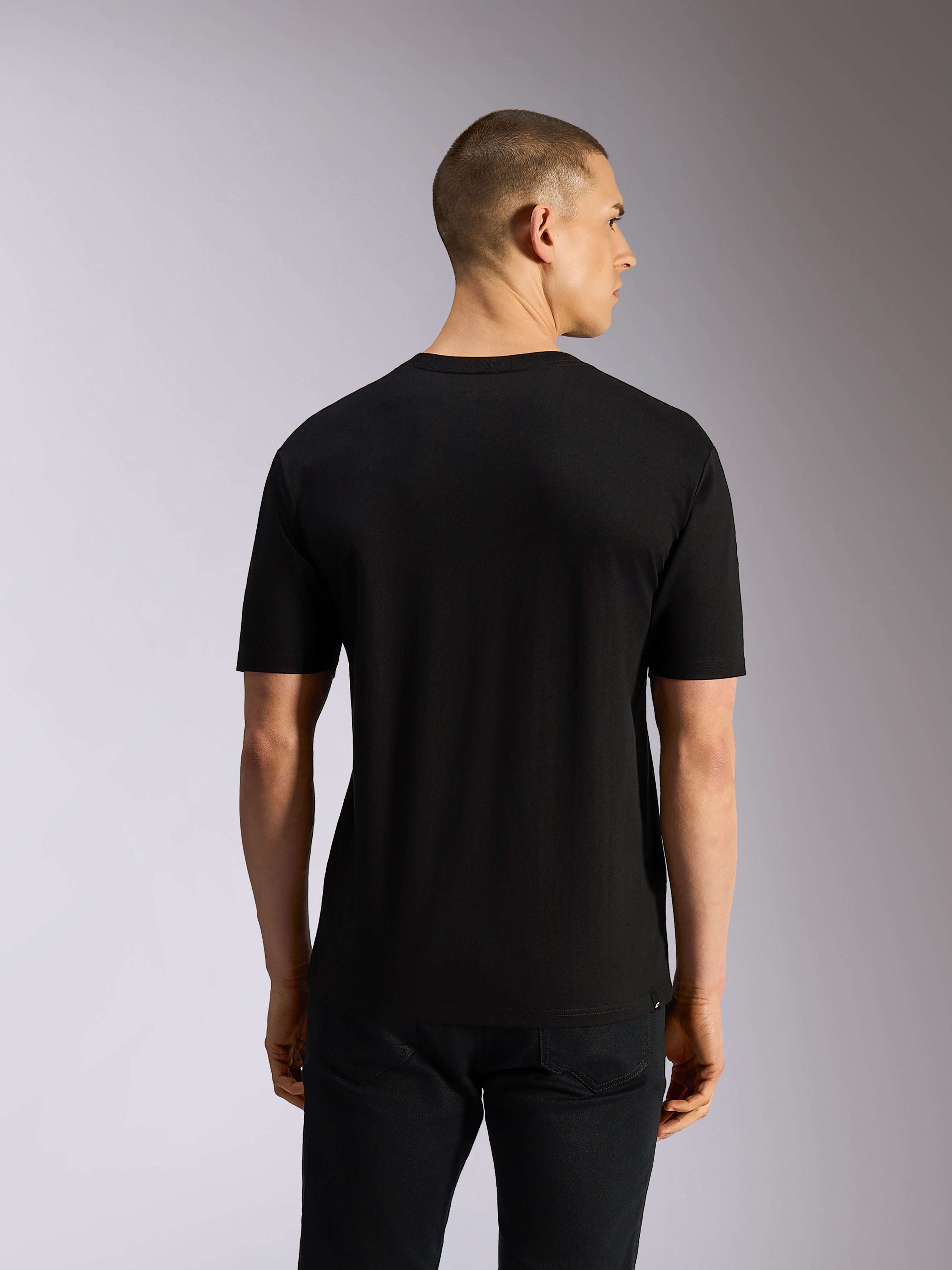 Alpinestars MX CSF Tee, kortärmad t-shirt, svart, baksida, bärs av en modell, avslappnad motorsportinspirerad design