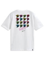 Alpinestars Pop Helmet CSF Tee, kortärmad t-shirt, vit, vy bakifrån med ett rutnät av flerfärgade M10-hjälmar och texten ALPINESTARS PROTECTS, avslappnad motorsport-inspirerad streetwear