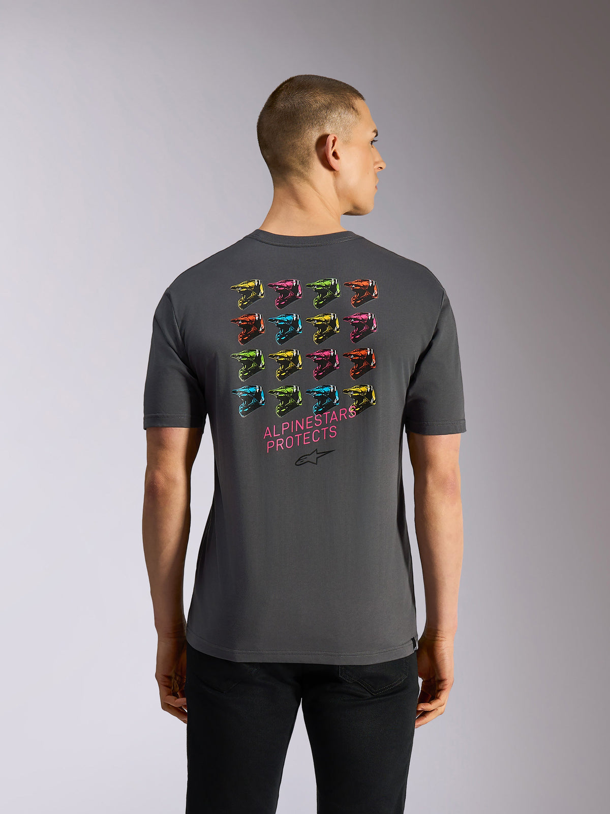 Alpinestars Pop Helmet CSF Tee, kortärmad t-shirt, grå, ryggvy med ett livfullt rutnät av 16 färgglada M10-hjälmar och rosa "ALPINESTARS PROTECTS"-text på baksidan, vardaglig motorsportinspirerad streetwear