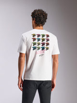 Alpinestars Pop Helmet CSF Tee, kortärmad t-shirt, vit, med färgglad M10-hjälmsgrafik i ett rutmönster på ryggen och texten "Alpinestars Protects", avslappnade sportkläder