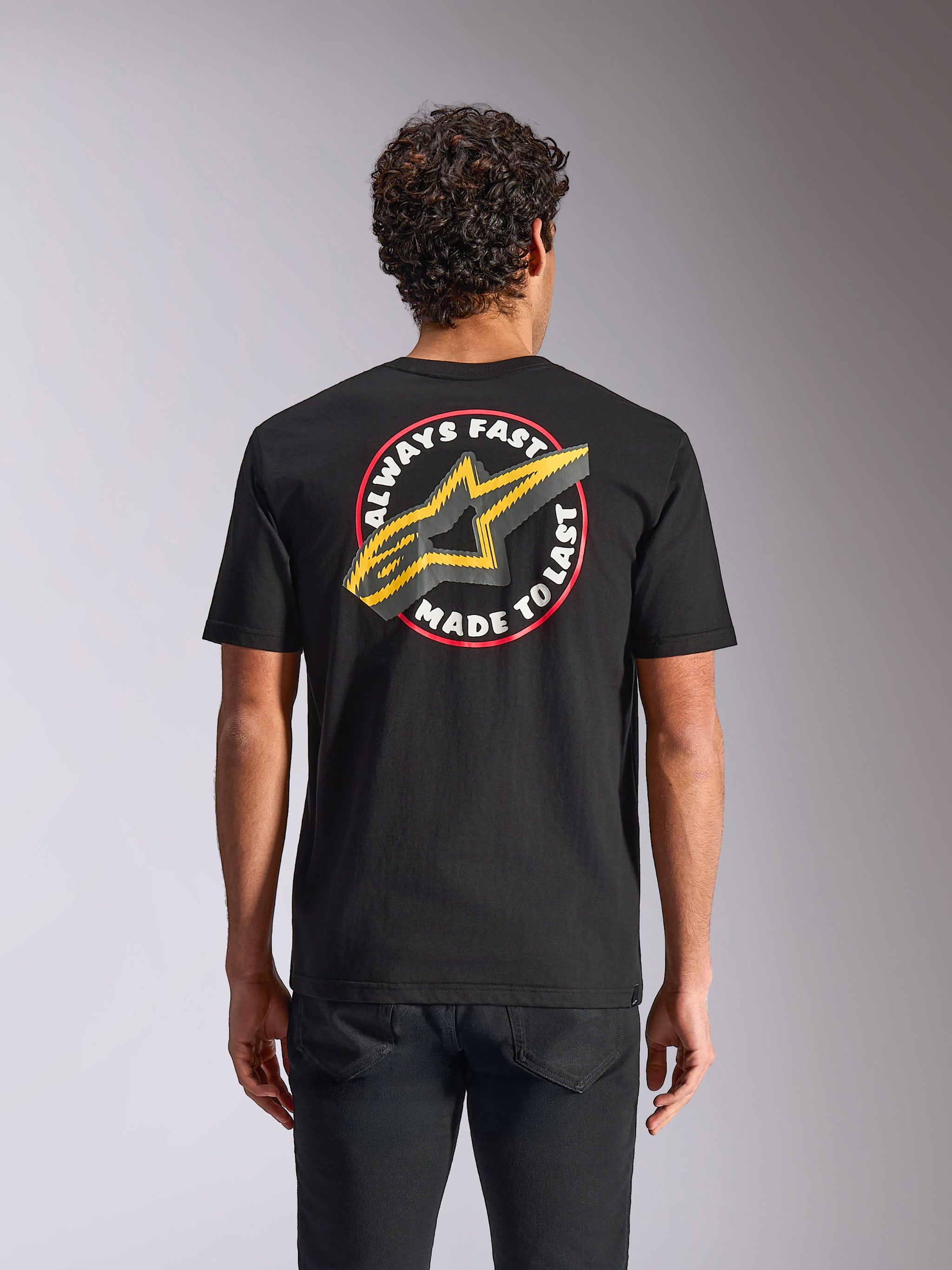 Alpinestars Aorbit CSF Tee, kortärmad t-shirt, svart, 'Always Fast Made to Last'-grafik med gul stjärnlogotyp på baksidan, avslappnad motorsport streetwear